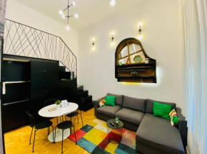 Cozy Downtown 2BR Ground FL Apt - Green Piano